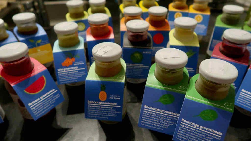 The vegetable juice box is delivered frozen in bottles that you can throw away in the bottle bank